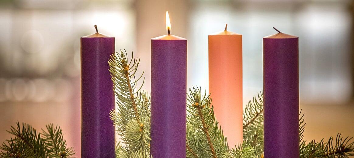 Comenzamos Adviento bendiciendo pesebres, coronas y adornos navideños